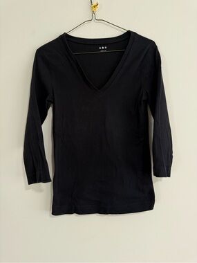 Three Dots Black V-Neck 3/4” Sleeve Tee. Size M. Like New.